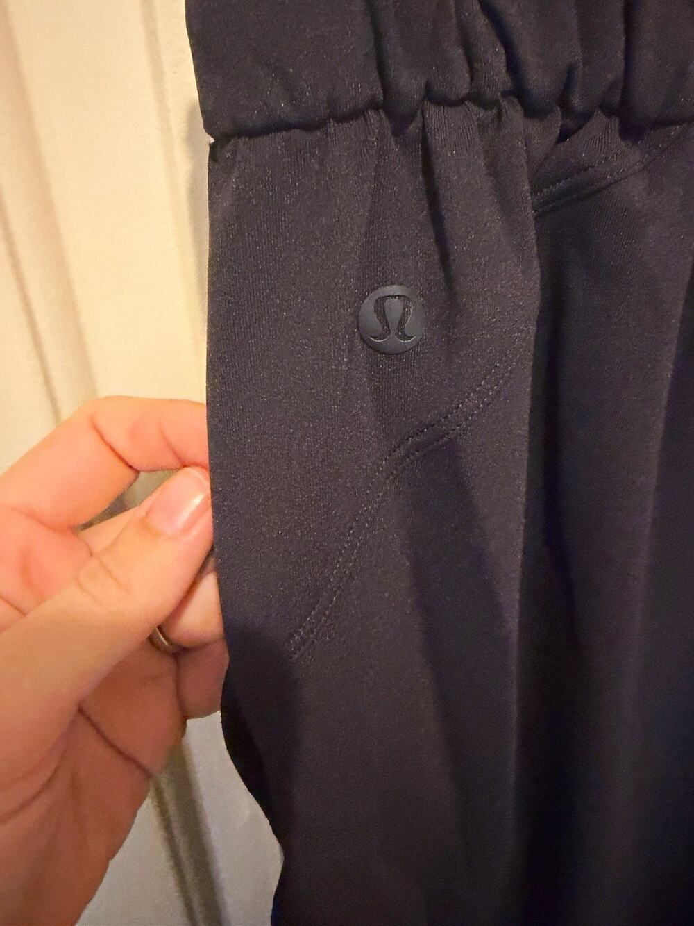 Lululemon Women's Cropped Drawstring Activewear Pants Black, Size 6 Pockets